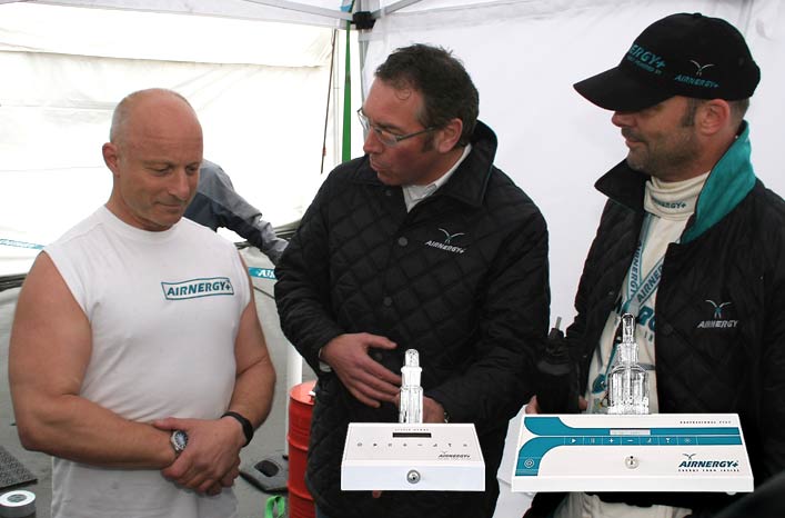Eisenkurt (links im Bild) nach seinem Weltrekord 5000 Tonnen schräge Beinpresse, mit Peter Dahlmanns, Pressesprecher bei den 24h Nürburgring / Motorsportjournalist (Bild Mitte), und Airnergy Geschäfsführer, Guido Bierther (rechts im Bild), am Nürburgring, so kann man Fitness steigern